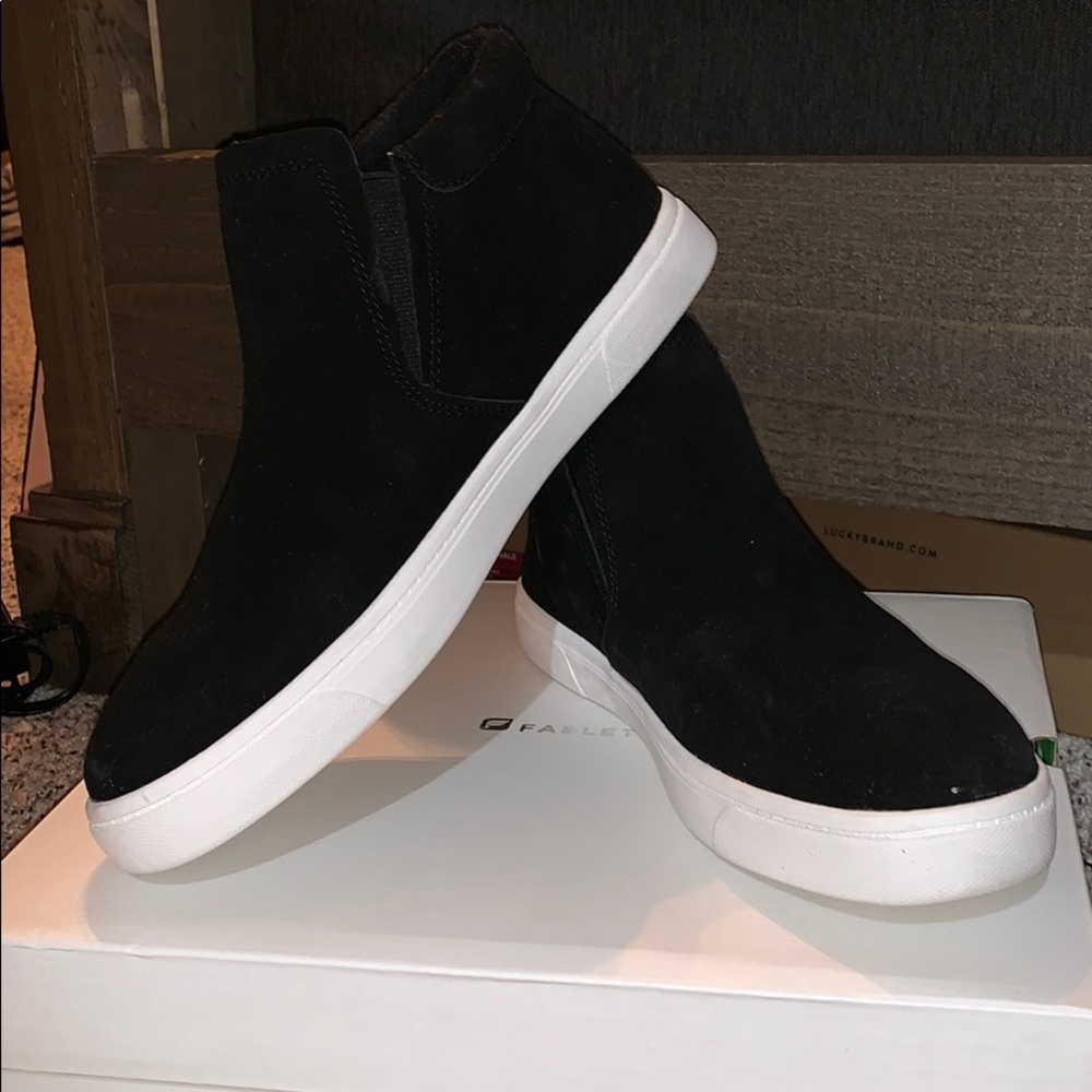 Sneaker high top, BRAND NEW NEVER WORN, size 10